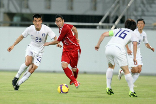 2일(현지시간) 두바이 알-와슬 경기장에서 열린 축국가대표 한국 대 오만 경기에서 조원희가 박지성에게 패스하고 있다. 