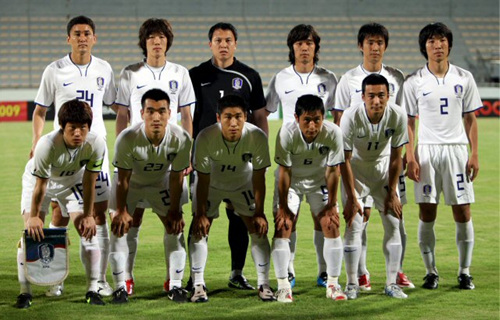 2010 남아공월드컵 아시아지역 최종예선 6차전을 앞두고 2일 오후(현지시간) 두바이 알 와슬 주경기장에서 열린 오만과의 평가전에서 선발 출전한 11명의 선수들이 기념 촬영을 하고 있다. 