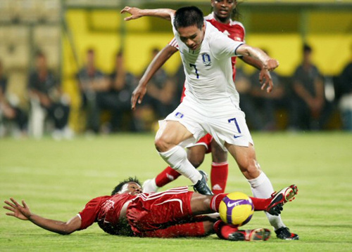 2일(현지시간) 두바이 알-와슬 경기장에서 열린 축구 국가대표팀 한국 대 오만 경기에서 배기종이 상대 수비수의 반칙으로 페널티킥을 얻어내고 있다. 
 