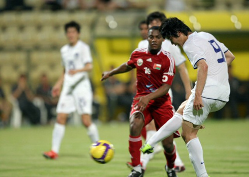 2일(현지시간) 두바이 알-와슬 경기장에서 열린 축구 국가대표팀 한국 대 오만 경기에서 기성용이 페널티킥하고 있다. 그러나 공이 골키퍼 앞으로 가면서 득점으로 연결되진 않았다. 