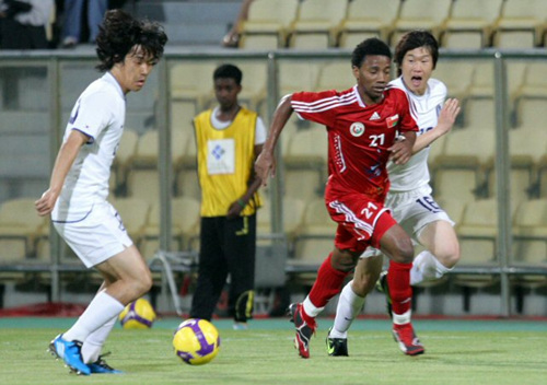 2일(현지시간) 두바이 알-와슬 경기장에서 열린 축국가대표 한국 대 오만 경기에서 박주영이 박지성에게 패스하려 하고 있다. 
