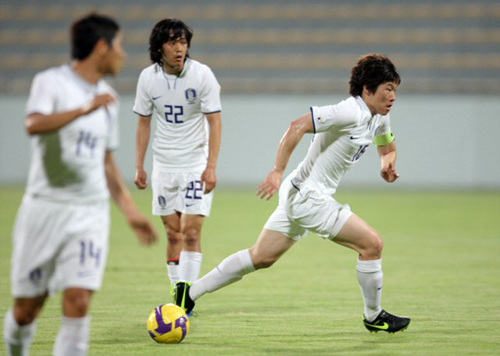 2일(현지시간) 두바이 알-와슬 경기장에서 열린 축국가대표 한국 대 오만 경기에서 박주영이 프리킥을 시도하려 하고 있다. 