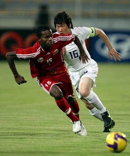 2010 남아공월드컵 아시아지역 최종예선 6차전을 앞두고 2일 오후(현지시간) 두바이 알 와슬 주경기장에서 열린 오만과의 평가전에서 박지성이 공을 쫓고 있다. 
