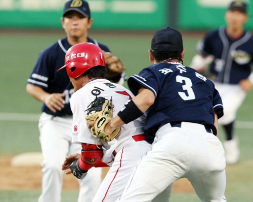 4일 광주 무등경기장에서 벌어진 2009 프로야구 KIA 타이거즈와 두산 베어스의 경기에서 3회말 1사 2루 KIA 2번 이종범이 동점타를 쳤지만 1, 2루 사이에서 아웃되고 있다. 