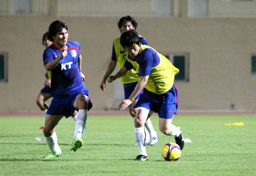 2010남아공월드컵 아시아지역 아랍에미리트(UAE)와 최종예선 6차전을 앞둔 축구대표팀 선수들이 4일 오후(현지시간) 두바이 알 와슬 보조경기장에서 열린 훈련에서 미니게임을 하며 땀을 흘리고 있다. 