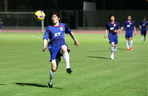 2010남아공월드컵 아시아지역 아랍에미리트(UAE)와 최종예선 6차전을 앞둔 축구대표팀 박지성이 4일 오후(현지시간) 두바이 알 와슬 보조경기장에서 열린 훈련에서 몸을 풀고 있다. 