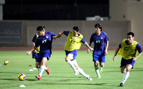 2010남아공월드컵 아시아지역 최종예선 6차전을 앞둔 축구대표팀 선수들이 4일 오후(현지시간) 두바이 알 와슬 보조경기장에서 열린 훈련에서 미니게임을 하며 땀을 흘리고 있다. 