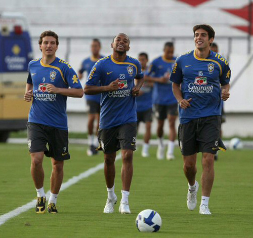 9일(한국시간) 브라질 동북부 헤시페 아루다 스타디움에서  연습중인 브라질 월드컵 대표팀 카카와 동료들. 
