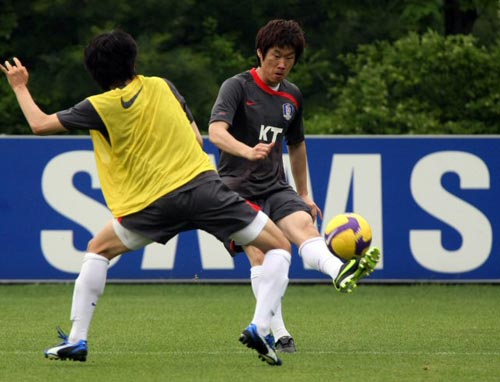 9일 파주 축구대표팀 트레이닝센터에서 열린 축구 대표팀 훈련 중 박지성이 패스를 하고 있다. 