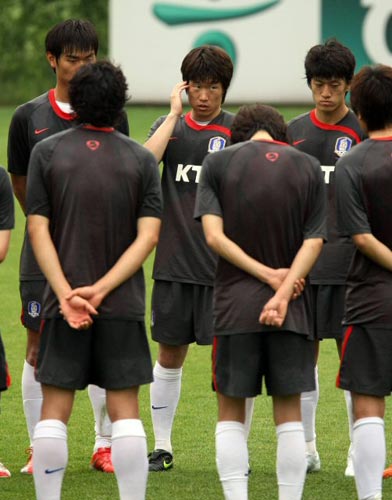 9일 파주 축구대표팀 트레이닝센터에서 열린 축구 대표팀 훈련 중 주장 박지성이 팀 동료들에게 자신의 의견을 전달하고 있다. 