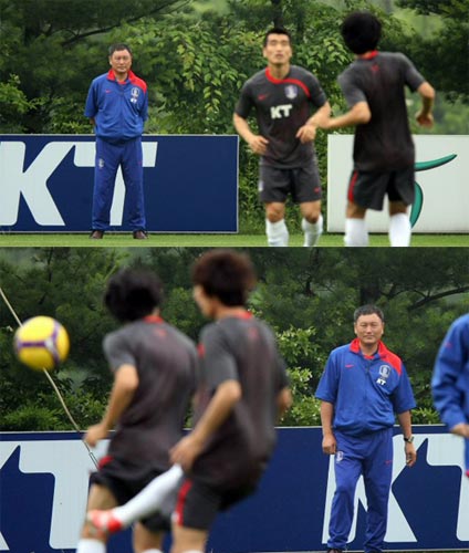 9일 파주 축구대표팀 트레이닝센터에서 열린 축구 대표팀 훈련 중 허정무 감독이 선수들을 지켜보고 있다. 