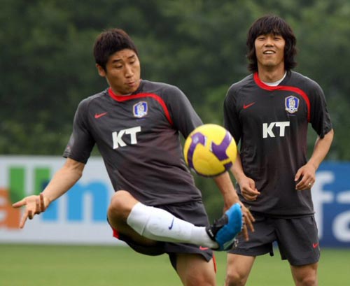 9일 파주 축구대표팀 트레이닝센터에서 열린 축구 대표팀 훈련 중 이근호(왼쪽)가 박주영이 지켜보는 가운데 공을 차고 있다. 