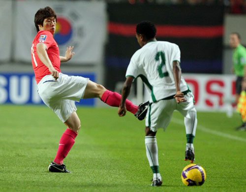  10일 서울월드컵경기장에서 열린 2010남아공월드컵 아시아최종예선에서 박지성이 사우디아라비아 압둘라 수하일의 패스를 막기 위해 발을 들어보고 있다. 
