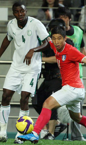  10일 서울월드컵경기장에서 열린 2010 남아공 월드컵 아시아지역 최종예선 한국과 사우디아라비아와의 경기에서 이근호가 수비를 제치고 있다. 