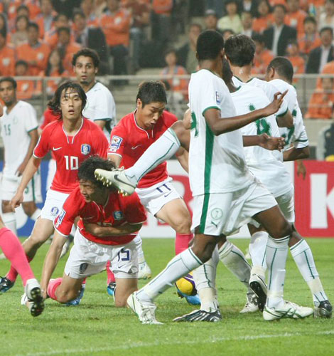 10일 서울 월드컵경기장에서 열린 2010 남아공 월드컵 아시아지역 최종예선 한국과 사우디아라비아와의 경기에서 한국의 이근호가 사우디 밀집 수비를 제치고 슛을 시도하고 있다. 