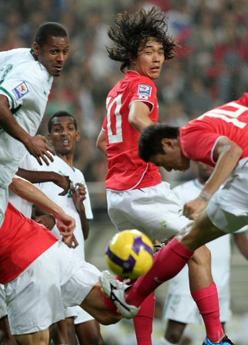 10일 서울월드컵경기장에서 열린 2010남아공월드컵 아시아최종예선에서 박주영(10), 이정수(14)가 사우디아라비아 수비들과 다투며 헤딩슛을 시도하고 있다. 