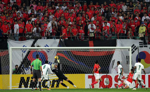 10일 서울월드컵경기장에서 열린 2010 남아공월드컵 아시아지역 최종예선에서 한국 이운재가 사우디 공격을 막아내고 있다. 