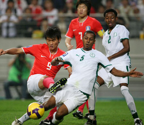 10일 서울월드컵경기장에서 열린 2010 남아공 월드컵 아시아지역 최종예선 한국과 사우디아라비아와의 경기에서 양동현이 슛을 하고 있다. 