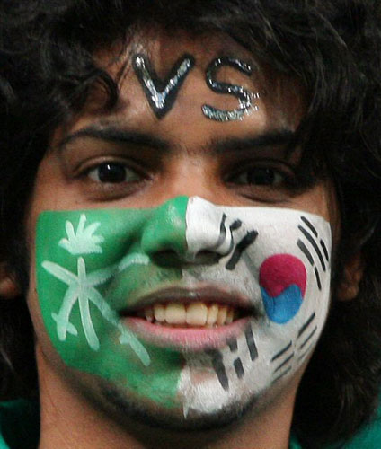  10일 서울월드컵경기장에서 열린 2010남아공월드컵 아시아최종예선 한국-사우디아라비아전에서 한 사우디아라비아팬이 양국 국기를 얼굴에 그려놓고 있다. 