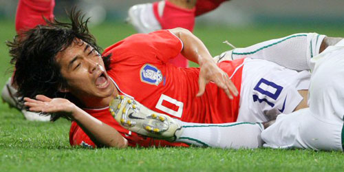 10일 서울월드컵경기장에서 열린 2010 남아공 월드컵 아시아지역 최종예선 한국과 사우디아라비아와의 경기에서 박주영이 헤딩슛을 하고 넘어지면서 아쉬워하고 있다. 