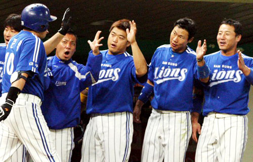 11일 인천 문학구장에서 열린 프로야구 SK 와이번스-삼성 라이온즈의 경기. 5회초 삼성 양준혁이 3대 2로 추격하는 솔로 홈런을 때린 뒤 팀 동료들의 축하를 받고 있다. 