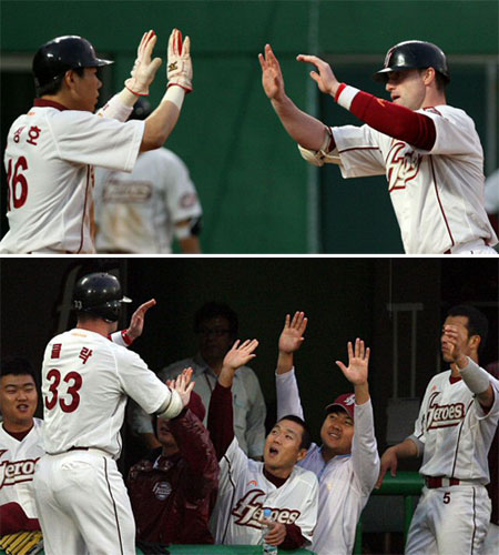 11일 오후 서울 목동야구장에서 열린 프로야구 히어로즈와 KIA의 경기 3회말 1사 1루 상황에서 히어로즈 클락이 투런홈런을 날린 뒤 동료들의 축하를 받고 있다. 