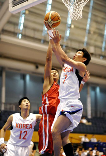 12일 오후 일본 아이치현 코마키시 코마키 파크 아레나에서 열린 제1회 동아시아남자농구선수권대회 삼일째 A조 한국:홍콩 경기에서 양동근 선수가 홍콩 수비수를 젖히고 슛을 하고 있다. 