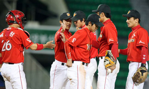  12일 오후 서울 잠실야구장에서 열린 LG와 SK의 2009 프로야구 경기에서 SK선수들이 경기에서 이긴 뒤 즐거워하고 있다. 