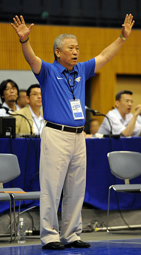 13일 오후 일본 아이치현 코마키시 코마키 파크 아레나에서 열린 제1회 동아시아남자농구선수권대회 한국과 대만 경기에서 정광석 대만팀 감독이 작전을 지사하고 있다. 