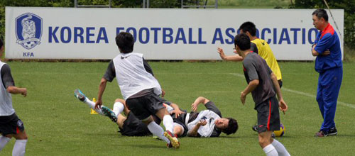 14일 경기도 파주NFC에서 열린 국가대표축구팀 훈련에서 허정무 감독이 선수들의 훈련모습을 지켜보고 있다. 