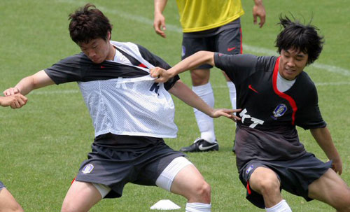 14일 경기도 파주NFC에서 열린 축구 국가대표팀 훈련에서 박지성과 박주영이 훈련중에 볼다툼을 벌이고 있다. 