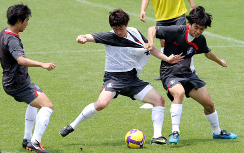 14일 경기도 파주NFC에서 열린 국가대표축구팀 훈련에서 박지성과 박주영이 패스훈련을 하며 몸싸움을 벌이고 있다. 