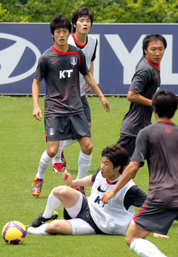 박지성이 14일 경기도 파주NFC에서 열린 국가대표축구팀 훈련에서 박지성이 슬라이딩을 하고 있다. 