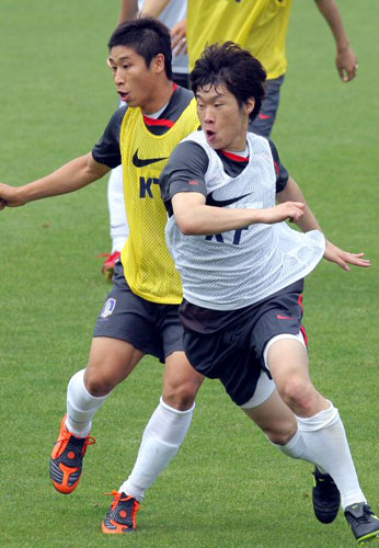 14일 경기도 파주NFC에서 열린 축구 국가대표팀 훈련에서 박지성과 이근호가 몸싸움을 벌이고 있다. 