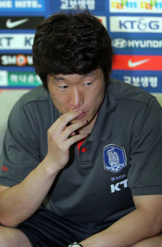  박지성이 14일 경기도 파주NFC에서 축구 대표팀 훈련을 마친 뒤 가진 미디어데이 행사에서 취재진의 질문에 답하고 있다. 