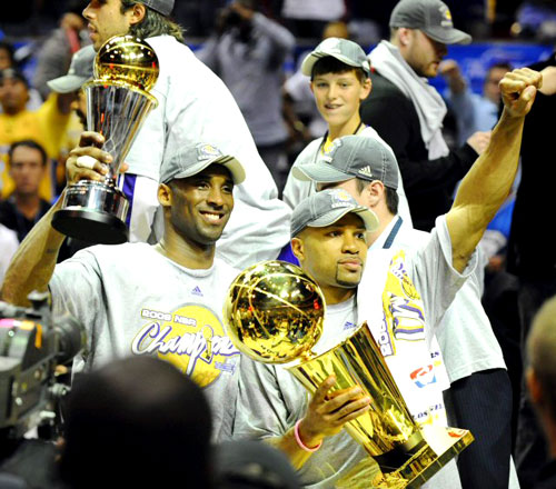 15일(현지시각) 미국 플로리다주 올랜도 암웨이 아레나에서 열린 2009-2009 NBA 챔피언결정전(7전 4선승제) 올랜도 매직과 LA 레이커스의 5차전 경기에서 레이커스의 가드 코비 브라이언트와 데렉 피셔가 트로피를 들고 기뻐하고 있다. 