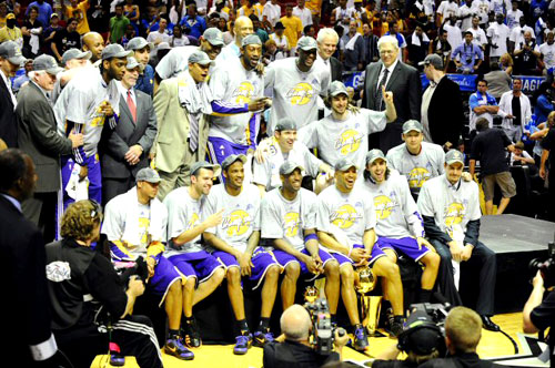 15일(현지시각) 미국 플로리다주 올랜도 암웨이 아레나에서 열린 2009-2009 NBA 챔피언결정전(7전 4선승제) 올랜도 매직과 LA 레이커스의 5차전 경기에서 레이커스 팀원들이 트로피를 들고 포즈를 취하고 있다. 