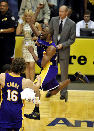 15일(현지시각) 미국 플로리다주 올랜도 암웨이 아레나에서 열린 2009-2009 NBA 챔피언결정전(7전 4선승제) 올랜도 매직과 LA 레이커스의 5차전 경기에서 레이커스의 가드 코비 브라이언트가 우승 후 기뻐하고 있다. 