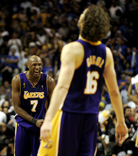 15일(현지시각) 미국 플로리다주 올랜도 암웨이 아레나에서 열린 2009-2009 NBA 챔피언결정전(7전 4선승제) 올랜도 매직과 LA 레이커스의 5차전 경기에서 레이커스의 포워드 라마 오돔(왼쪽)과 파우 가솔이 환하게 웃고 있다. 
