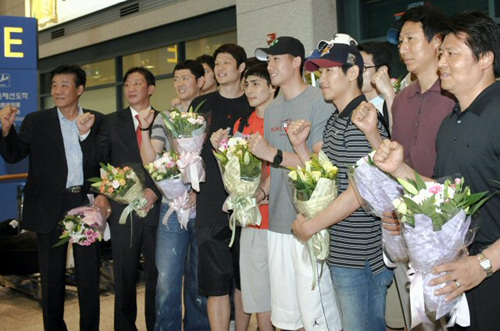 일본 나고야 인근 코마키 파크 아레나에서 열린 동아시아 남자농구선수권대회 초대 우승을 이룬 한국 남자농구팀이 15일 오후 영종도 인천국제공항에 입국, 카메라를 향해 파이팅을 외치고 있다. 