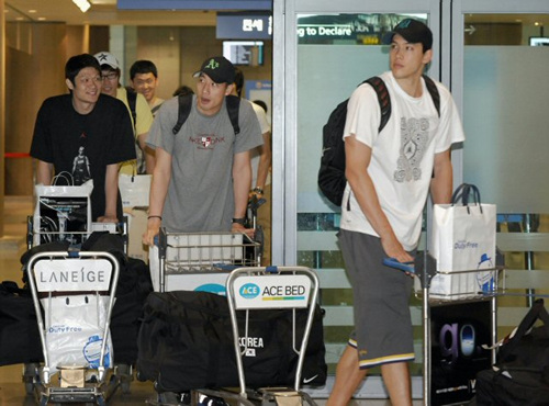 일본 나고야 인근 코마키 파크 아레나에서 열린 동아시아 남자농구선수권대회 초대 우승을 이룬 한국 남자농구팀이 15일 오후 영종도 인천국제공항을 통해 귀국하고 있다.
 