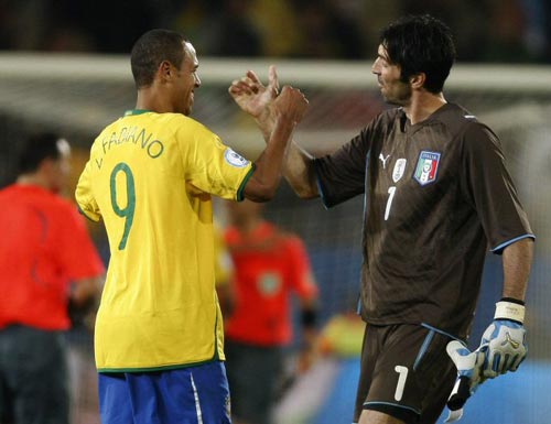 21일(현지시간) 남아프리카공화국 프리토리아 로프터스 퍼스펠트에서 열린 2009 국제축구연맹(FIFA) 컨페더레이션컵 B조 예선 브라질-이탈리아 경기 후 이탈리아 잔루이지 부폰 골키퍼(오른쪽)가 2골을 넣은 브라질 루이스 파비아누를 축하해 주고 있다. 