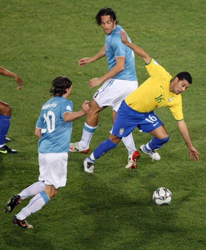 21일(현지시간) 남아프리카공화국 프리토리아 로프터스 퍼스펠트에서 열린 2009 국제축구연맹(FIFA) 컨페더레이션컵 B조 예선 브라질-이탈리아 경기, 브라질 안드레 산토스가 이탈리아 리카르도 몬톨리보(왼쪽), 루카 토니 사이(가운데) 사이에서 드리블을 하고 있다. 