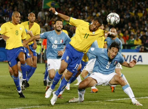 21일(현지시간) 남아프리카공화국 프리토리아 로프터스 퍼스펠트에서 열린 2009 국제축구연맹(FIFA) 컨페더레이션컵 B조 예선 브라질-이탈리아 경기, 이탈리아 루카 토니(오른쪽)와 브라질 호비뉴(오른쪽 두번째)가 헤딩 경합을 하고 있다. 