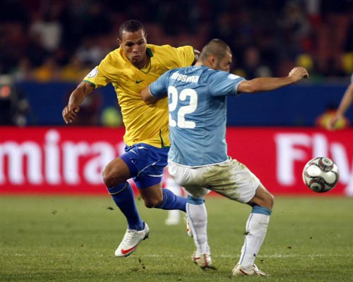 21일(현지시간) 남아프리카공화국 프리토리아 로프터스 퍼스펠트에서 열린 2009 국제축구연맹(FIFA) 컨페더레이션컵 B조 예선 브라질-이탈리아 경기, 브라질 루이스 파비아누(왼쪽)가 이탈리아 안드레아 도세나와 볼다툼을 벌이고 있다. 