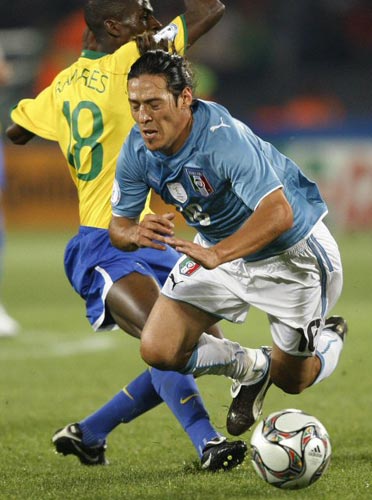 21일(현지시간) 남아프리카공화국 프리토리아 로프터스 퍼스펠트에서 열린 2009 국제축구연맹(FIFA) 컨페더레이션컵 B조 예선 브라질-이탈리아 경기, 이탈리아 마우로 카모라네시(오른쪽)가 브라질 라미레스에게 걸려 넘어지고 있다. 