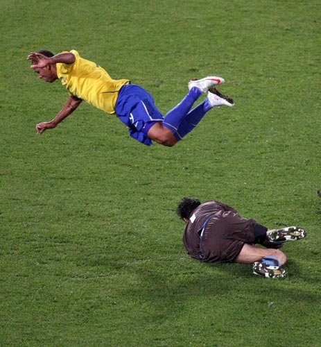 21일(현지시간) 남아프리카공화국 프리토리아 로프터스 퍼스펠트에서 열린 2009 국제축구연맹(FIFA) 컨페더레이션컵 B조 예선 브라질-이탈리아 경기, 브라질 루이스 파비아누(왼쪽)가 이탈리아 잔루이지 부폰 골키퍼에게 걸려 넘어지고 있다. 