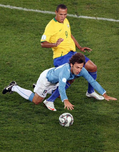 21일(현지시간) 남아프리카공화국 프리토리아 로프터스 퍼스펠트에서 열린 2009 국제축구연맹(FIFA) 컨페더레이션컵 B조 예선 브라질-이탈리아 경기, 이탈리아 안드레아 피를로가 브라질 루이스 파비아누에게 걸려 넘어지고 있다. 