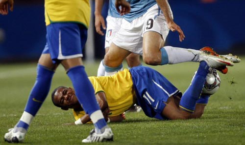 21일(현지시간) 남아프리카공화국 프리토리아 로프터스 퍼스펠트에서 열린 2009 국제축구연맹(FIFA) 컨페더레이션컵 B조 예선 브라질-이탈리아 경기, 브라질 호비뉴가 그라운드에 엎드린 채로 이탈리아 마우로 카모라네시와 볼다툼을 벌이고 있다. 