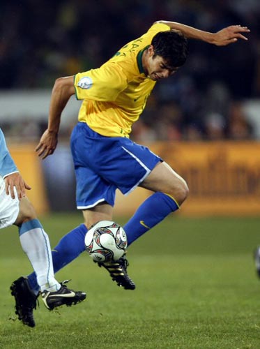 21일(현지시간) 남아프리카공화국 프리토리아 로프터스 퍼스펠트에서 열린 2009 국제축구연맹(FIFA) 컨페더레이션컵 B조 예선 브라질-이탈리아 경기, 브라질 카카가 드리블을 하고 있다. 
